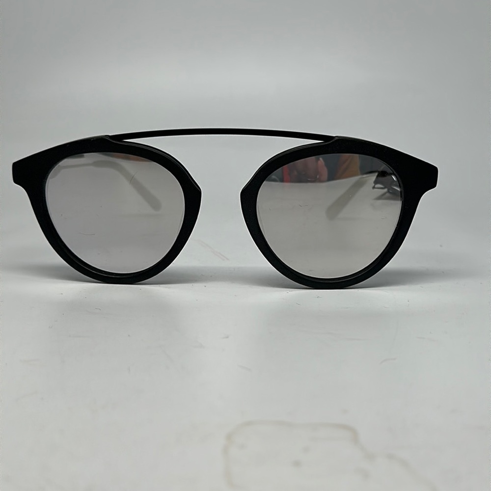 Westward Leaning mate black round frame
